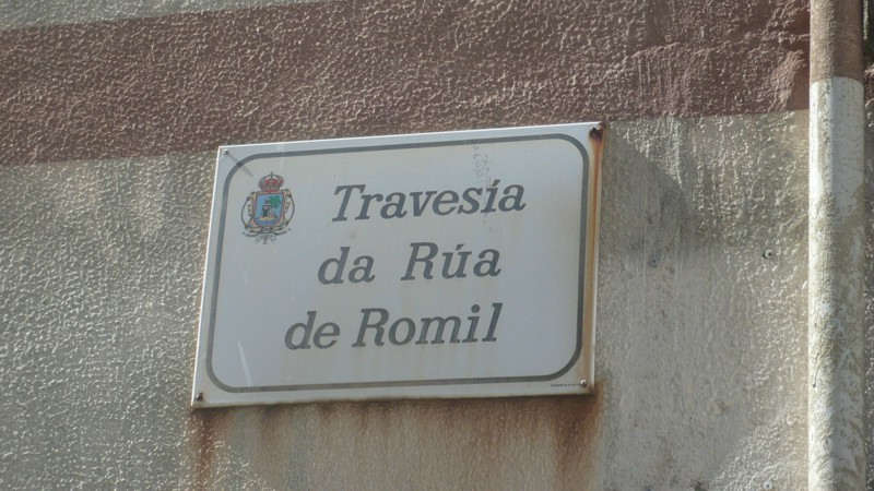 Placa de la Travesía de Romil, calle que debería cambiar de nombre por Rúa de Castricán, microtopónimo antaño conocido y hoy con riesgo de perderse