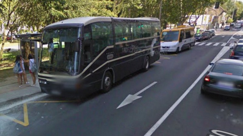 Aún en 2009 circulaban autobuses con la imagen de Castromil. Imagen de Google Street View, en la Avenida de María Victoria Moreno, de Pontevedra. Detrás, un Monbus