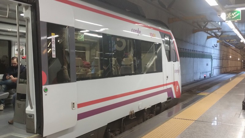 Un tren de cercanías Civia en la estación de la T4 de Madrid-Barajas