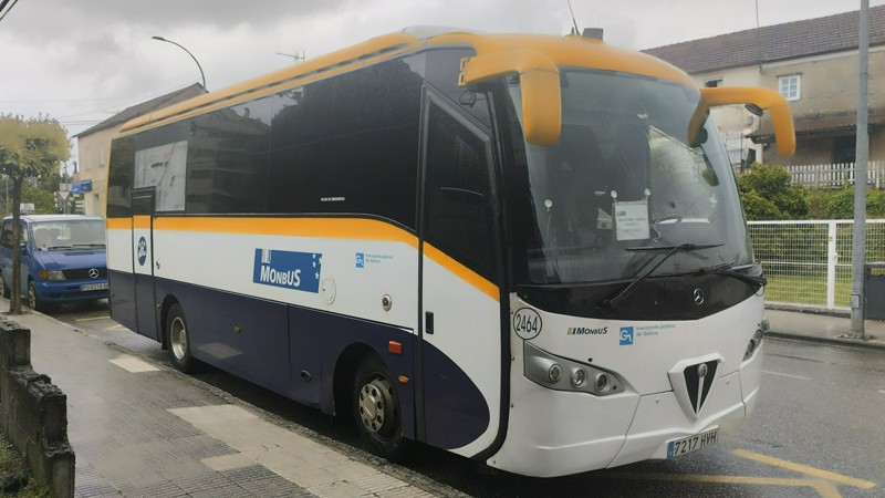 Autobús de Monbus que conecta Salvaterra con Vigo, pasando por Salceda, con una luna rota. Ya hay pocos autobuses y los que pasan, van rotos.