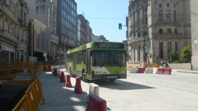 Vitrasa 371 en Policarpo Sanz, en julio de 2009, con la zona en obras