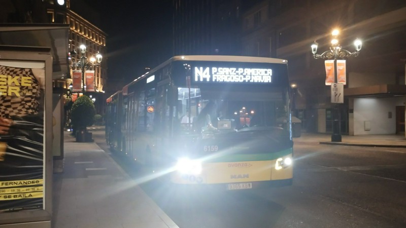 El N4 en su primer viaje de vuelta, haciendo la parada de Policarpo Sanz, 25