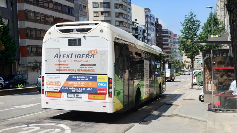 Un Volvo 7900 S-Charge en la línea C3, bajando por Travesía de Vigo.