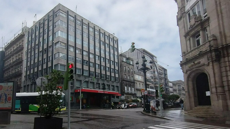 El famoso cruce de Colón con Policarpo Sanz y García Barbón, conocido popularmente como "los cuatro bancos".