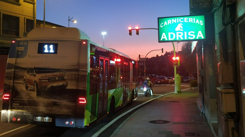 Autobús 6230 en Ramón Nieto al anochecer