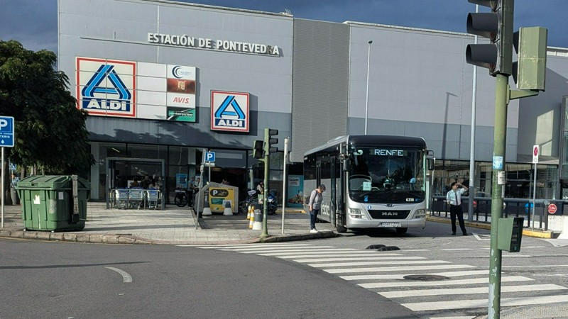 Un MAN Lion's Intercity de Lugove (grupo Vectalia) en la estación de Pontevedra, cubriendo un PAT de Renfe (septiembre 2025)