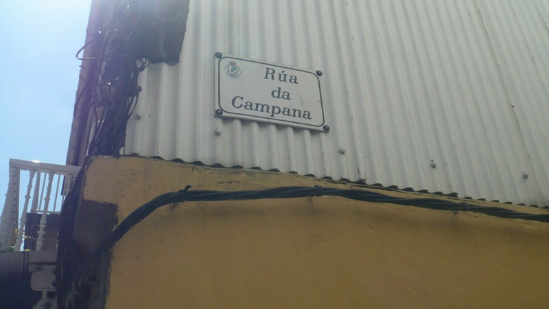 Placa de la Rúa da Campana, calle que sería bueno renombrar para recuperar el topónimo tradicional de la zona, As Veigas dos Caños