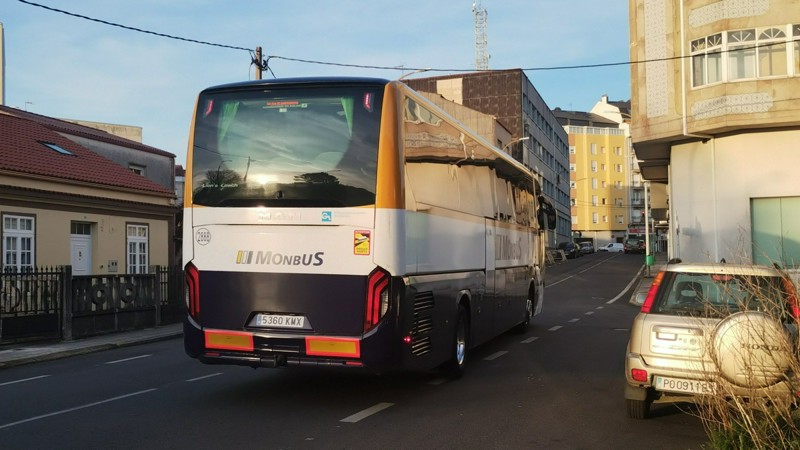 Un MAN Lion's Coach de Monbus en A Estrada, partiendo hacia Santiago.