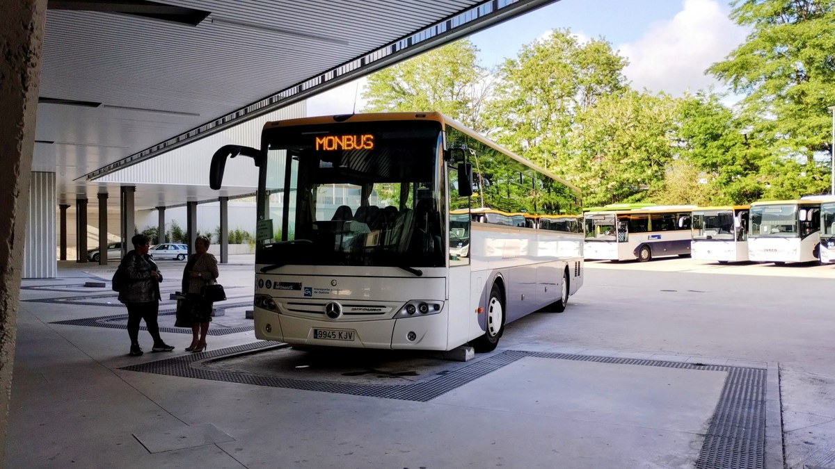 Un Mercedes Intouro de Monbus en la estación de Pontevedra, próximo a su salida hacia Cangas.