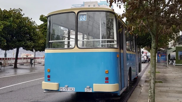 El Pegaso Comet restaurado por Vitrasa, fotografiado en septiembre de 2019 en el Paseo de Alfonso XII. Foto de Ariel Costas - CC BY-SA 4.0.