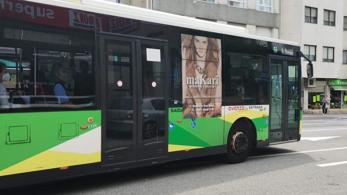 El autobús 6230 haciendo la línea 11, pero solo dejando viajeros.