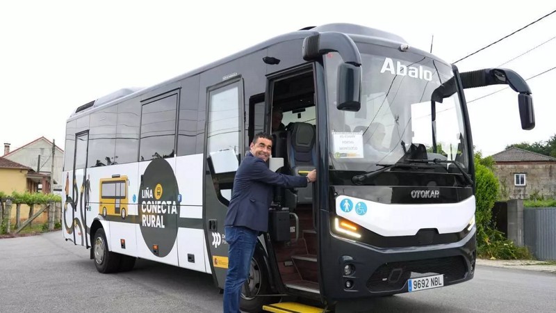El presidente de la Diputación estrenando la línea de Portas. Fuente: Faro de Vigo.