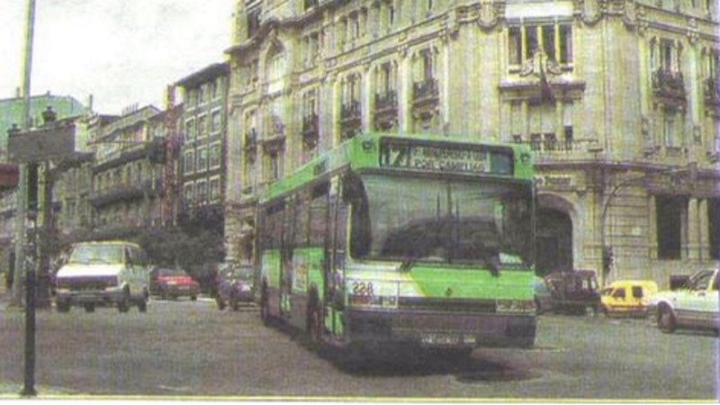 Autobús de Vitrasa de la línea 17, con el recuadro en el rótulo que identifica a la línea azul, el único recuerdo que quedó de este invento. Imagen: Faro de Vigo.