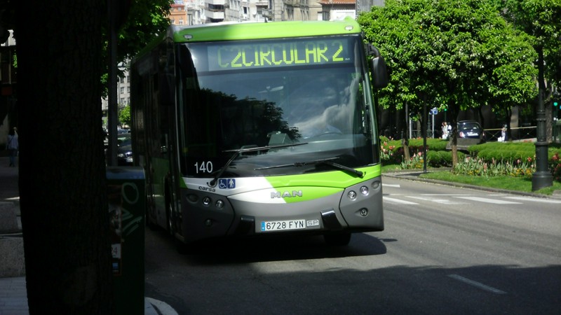 Autobús de la línea C2, una línea que murió bajo la dirección del señor Lozano. Hoy no habría conductores que permitan recuperarla.
