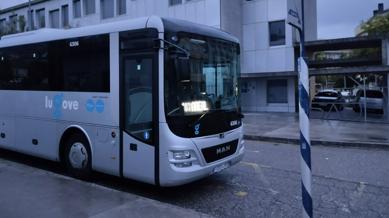 Autobús de Lugove esperando a hacer la línea nocturna, en Baiona