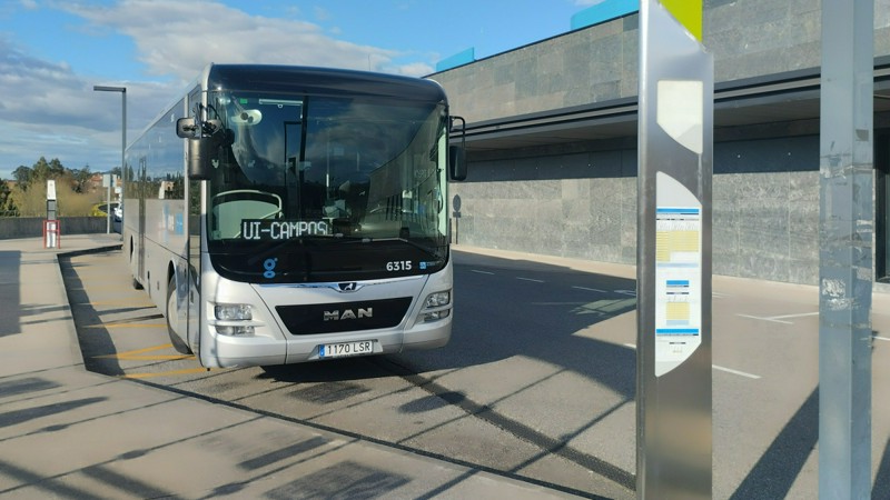 Autobús de Lugove en el Hospital Álvaro Cunqueiro