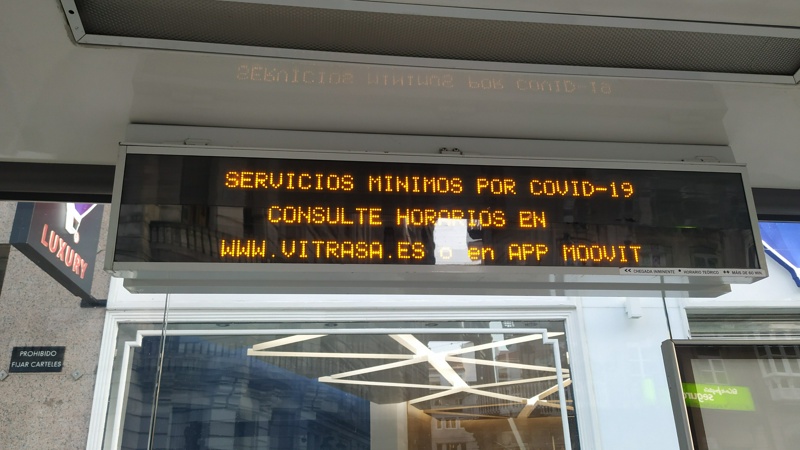 Panel informativo durante la pandemia de 2020, recomendando usar Moovit para consultar los servicios existentes