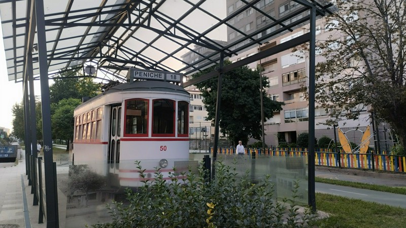 Réplica de uno de los tranvías vigueses colocada al principio de la Avenida de Castelao, donde se encontraban las cocheras de los tranvías