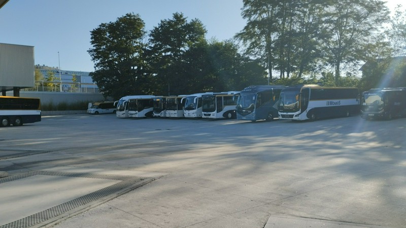 Autobuses (todos de Monbus salvo dos) en la estación de autobuses de Pontevedra