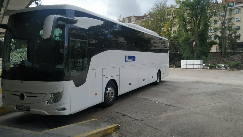 Un Mercedes Tourismo de Monbus, en la estación de Pontevedra. Fotografía de Daniel Antomil (CC BY-SA 4.0).