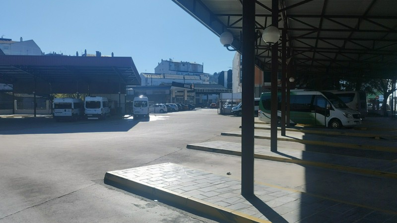 Estación de autobuses de Sarria, con varias de las nuevas "furgonetas" de Monbus