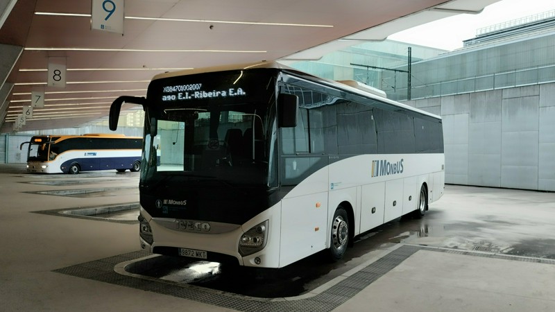 Autobús de Monbus en la estación de Santiago