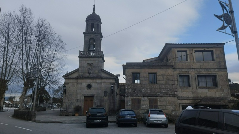 Iglesia de Comesaña, con la casa rectoral