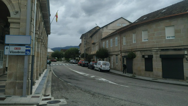 Rúa da Constitución, la principal calle de Mondariz-Balneario