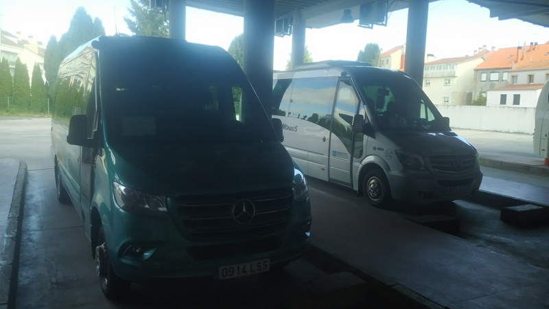 Dos minibuses en la estación de autobuses de Lalín