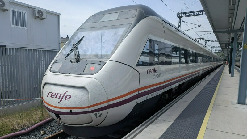 Un tren de la serie 121 estacionado en A Coruña.