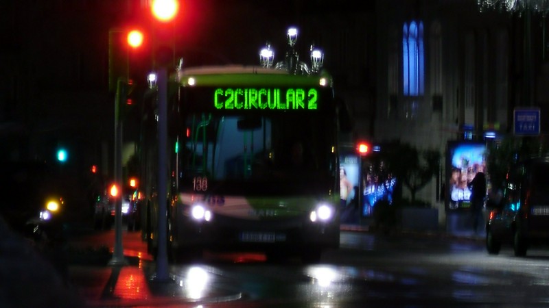 El C2, víctima de los recortes del Concello y Vitrasa, circulando a través de su futuro, y el del transporte urbano, negro.