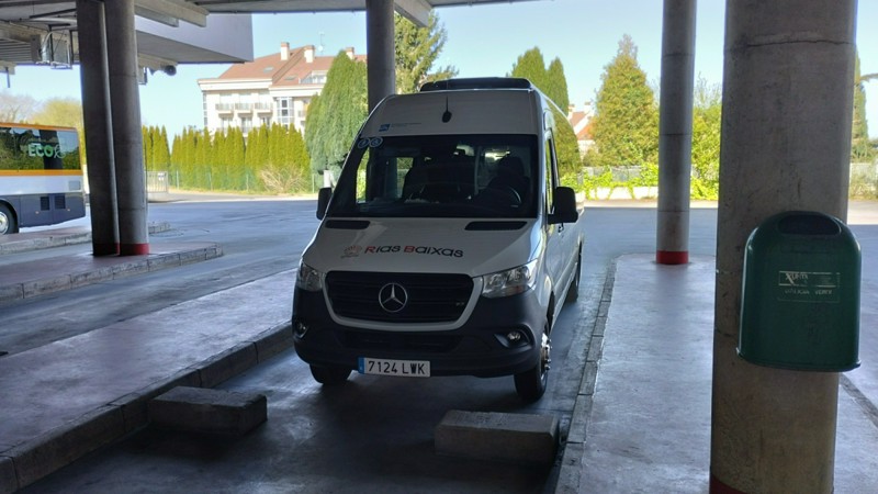 Microbús de Rías Baixas en Lalín, asignado a la línea 9