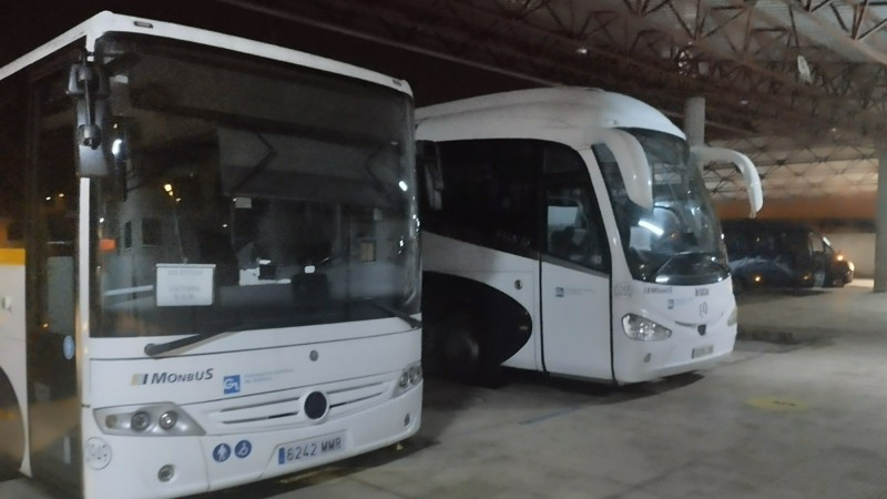 Autobús de la línea de Catoira a la Brilat aparcado en la estación de Vilagarcía