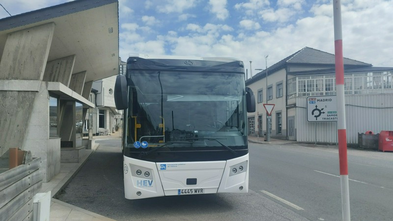 Autobús de Monbus en Pedrafita do Cebreiro, que hace la ruta que lleva a Santiago, como se puede ver, en Monbus se puede mandar un semiurbano a una línea tan larga