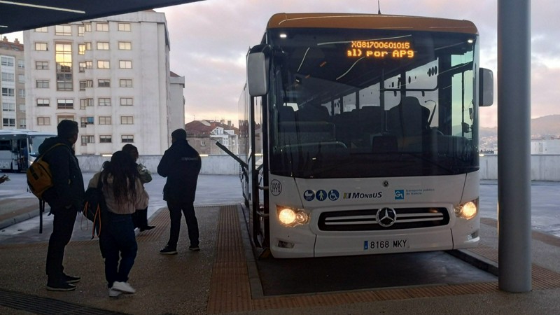 Un Mercedes Intouro de Monbus en la estación de autobuses de Vigo.