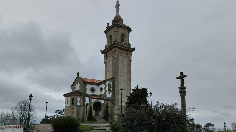 Ermita del Monte da Guía, cuyo topónimo deriva de águia, es decir, de un lugar desde el que se podía tener una vista "de águila"
