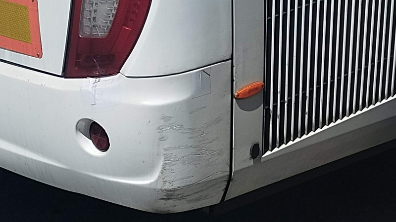 La defensa trasera de uno de los autocares de esta línea