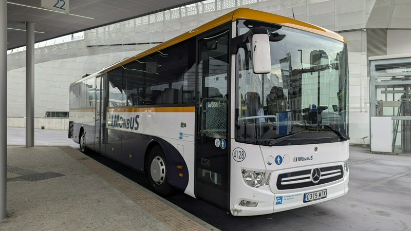 Un Mercedes Intouro, autobús para servicios interurbanos de Clase II, donde se permite viajar de pie