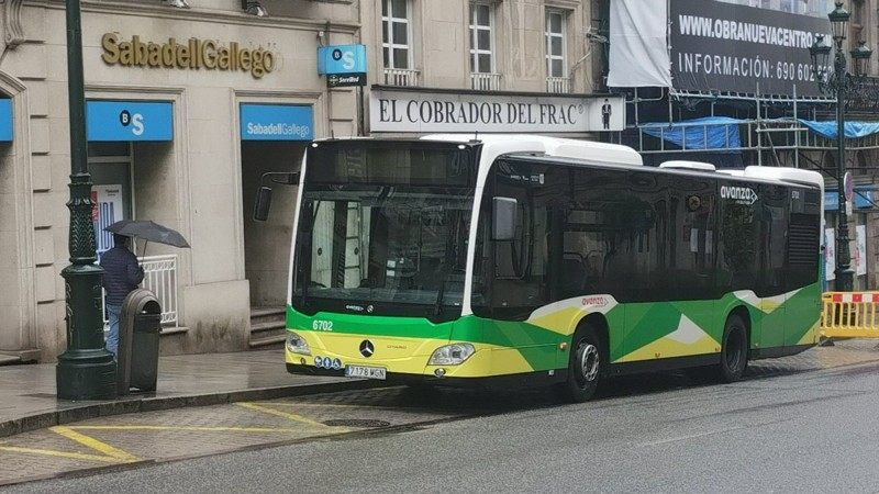 El único Mercedes C2 K (6702) que tiene Vitrasa, estacionado en Colón, 26
