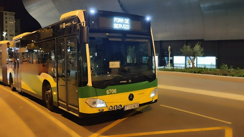 Autobús de Vitrasa esperando a que salgan los aficionados del Celta para llevarlos. Este servicio es muy útil, recoge a los viajeros y los deja cerca de su casa, si viven en el casco urbano