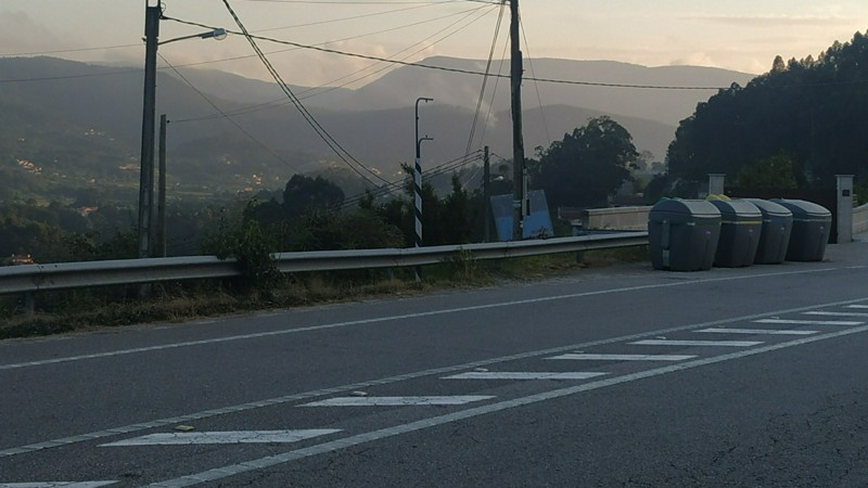 Parada de autobús de Vilaza, colocada en 2022 por petición vecinal, y que, tras la nueva concesión, quedará sin uso.