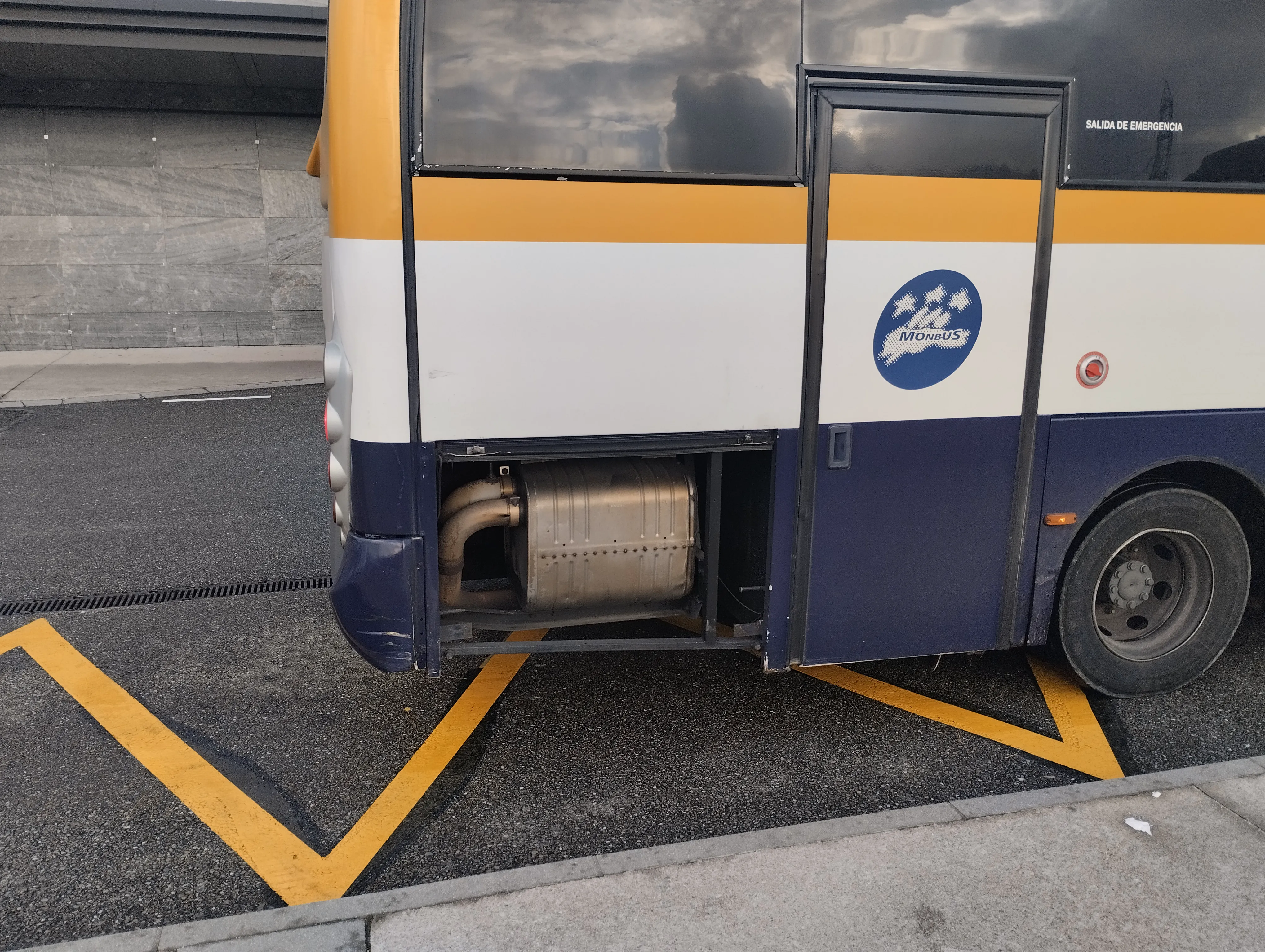 Monbus prestando servicio regular con este autobús al que le falta un trozo de carrocería. Y así durante meses. Esto en Ojea (ni en muchas empresas) no pasa