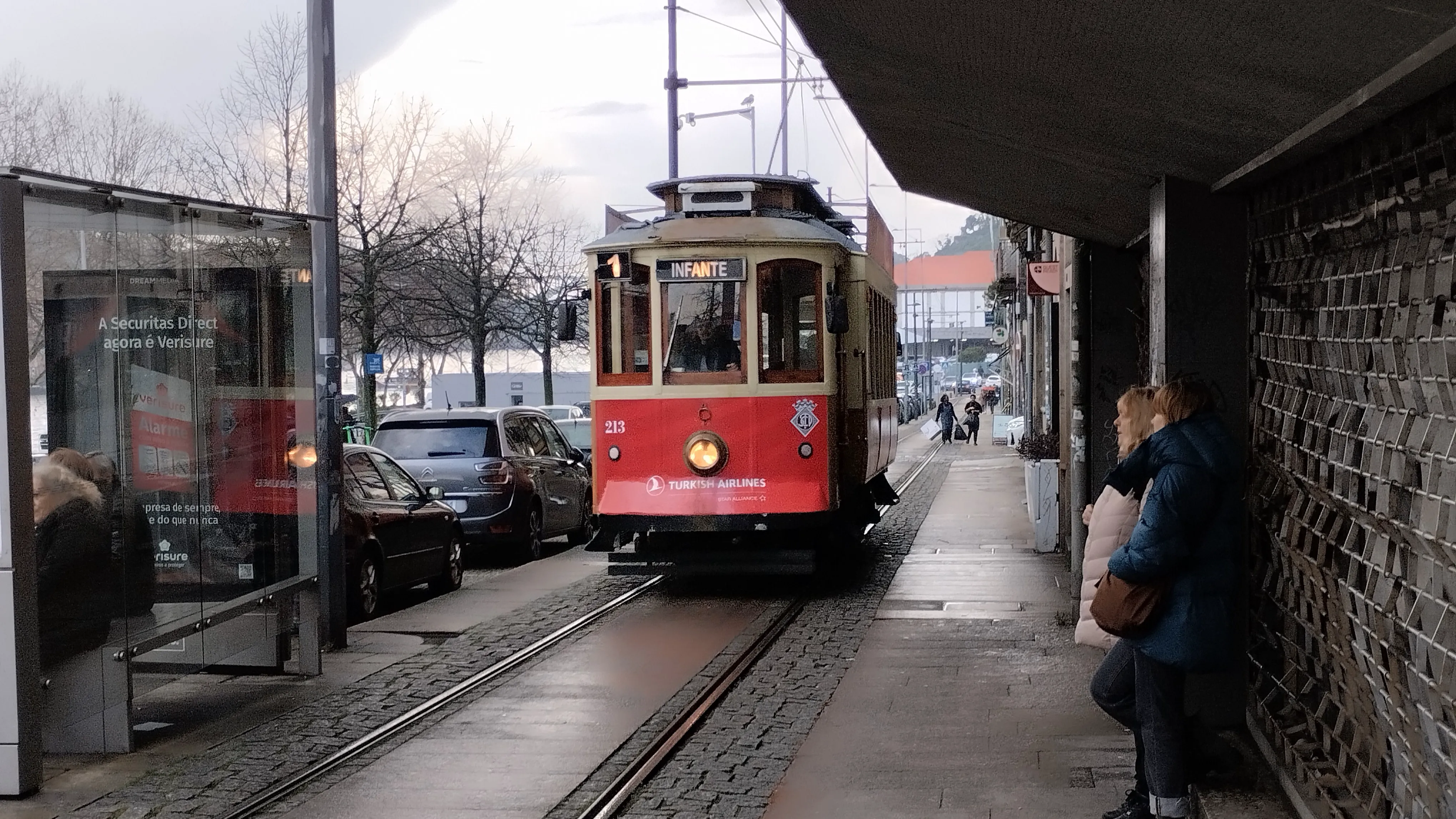 Tranvía en Oporto, en algunas ciudades, los viejos tranvías circulan generalmente para viajes turísticos