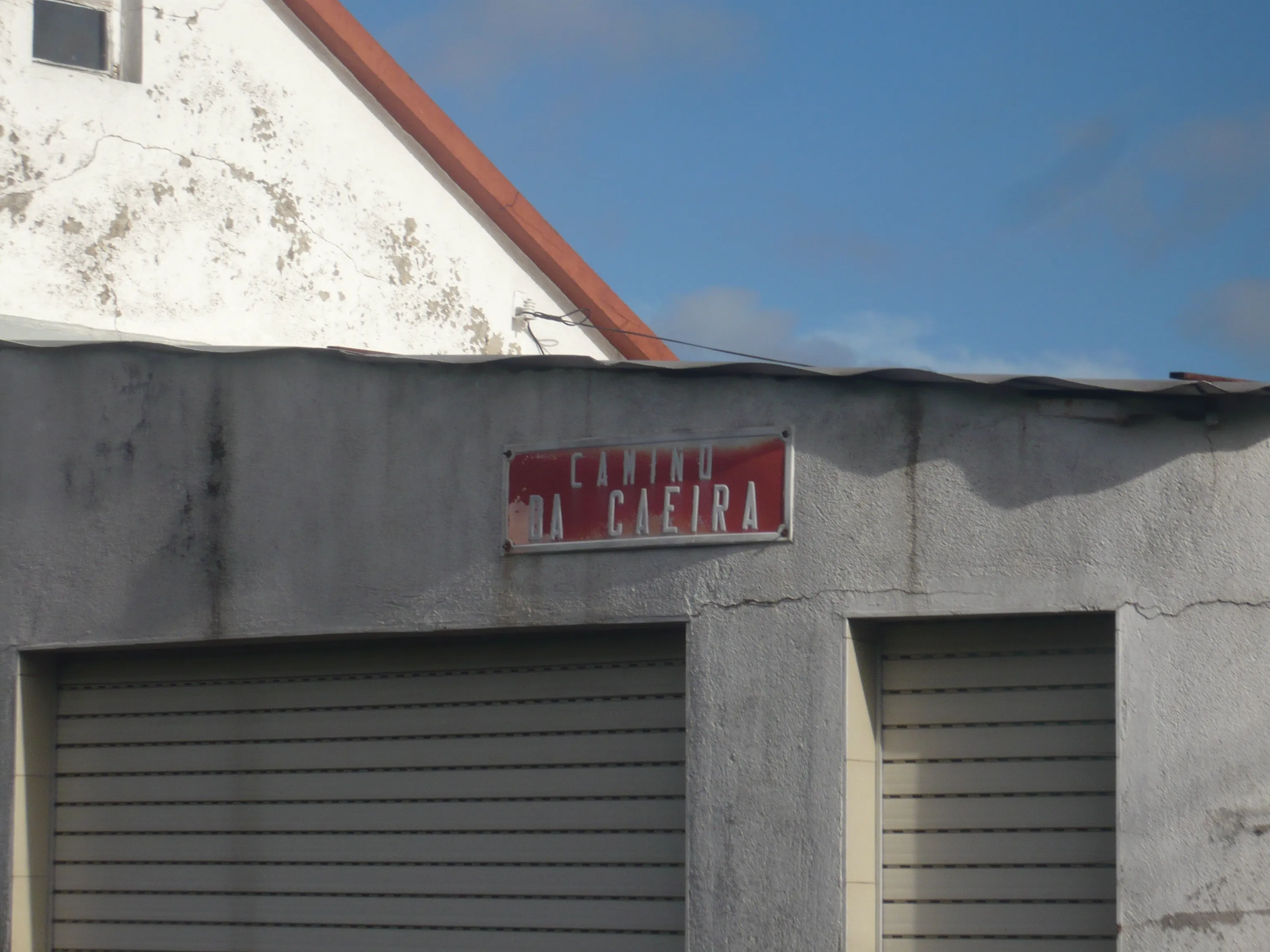 Una de las placas de color rojo que todavía se conservan