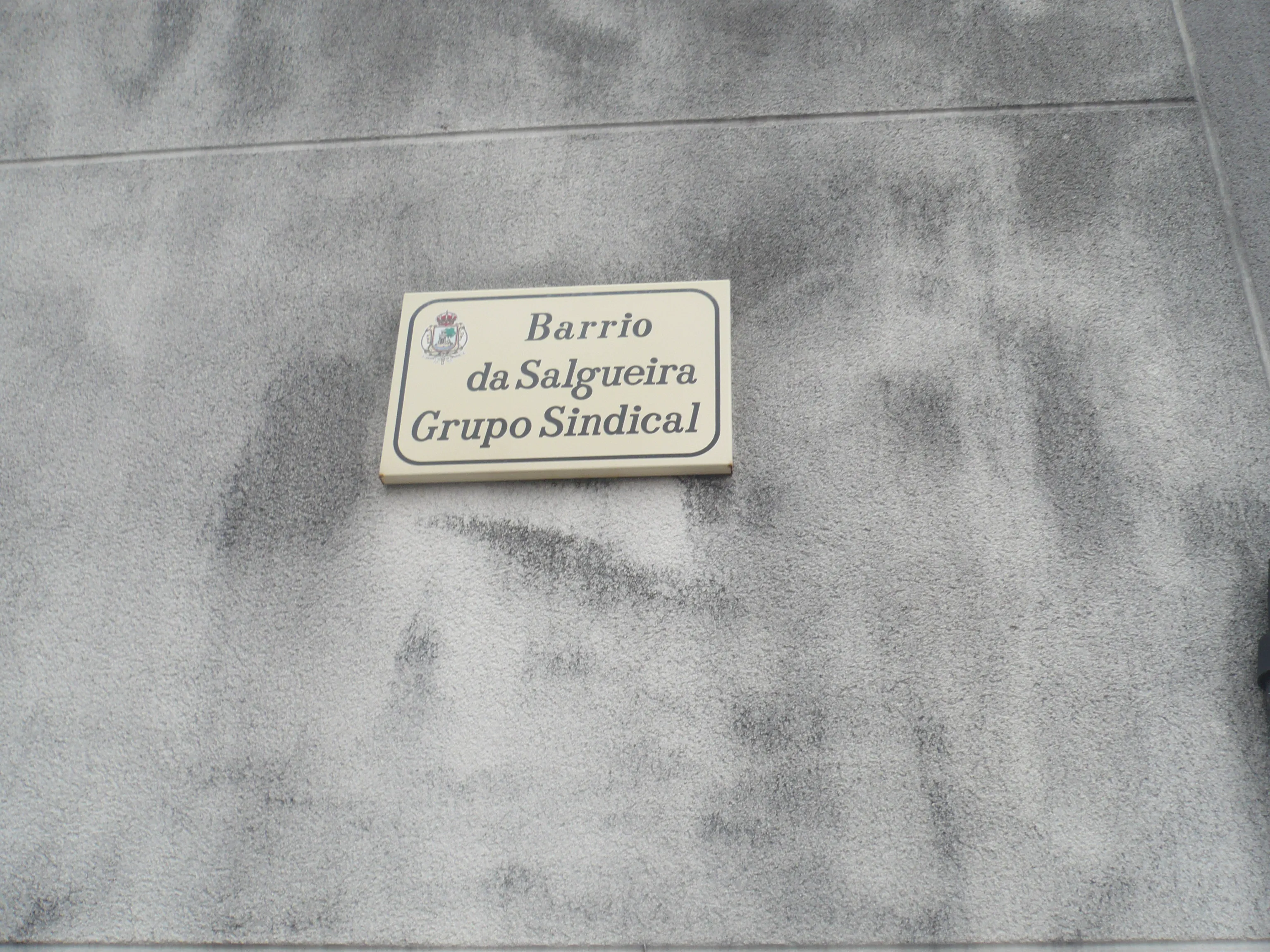 Placa de color amarillo sarro, colocada entre 2003 y 2009