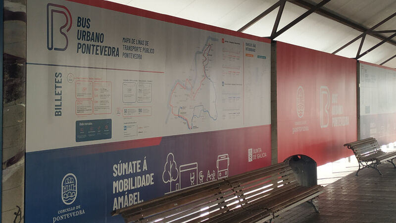 El gran panel colocado en Praza de Galicia, con toda la información relativa al transporte urbano de Pontevedra