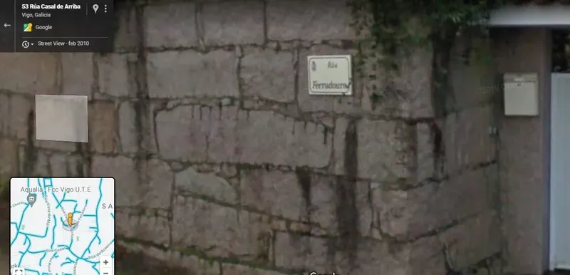 Captura de pantalla de Google Street View donde se observa una placa de Rúa da Ferradoura en febrero de 2010.