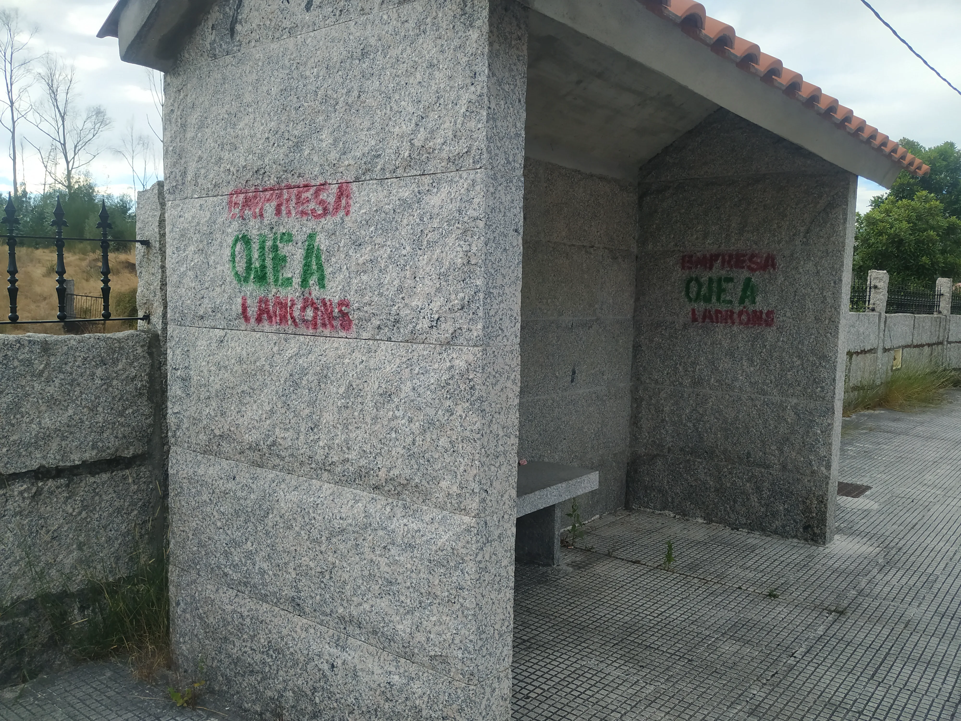 Una marquesina de piedra, donde si hay alguien dentro, el conductor del autobús no lo ve hasta que pasa la parada. Con mensajito para la concesionaria de regalo Una marquesina de piedra, donde si hay alguien dentro, el conductor del autobús no lo ve hasta que pasa la parada. Con mensajito para la concesionaria de regalo
