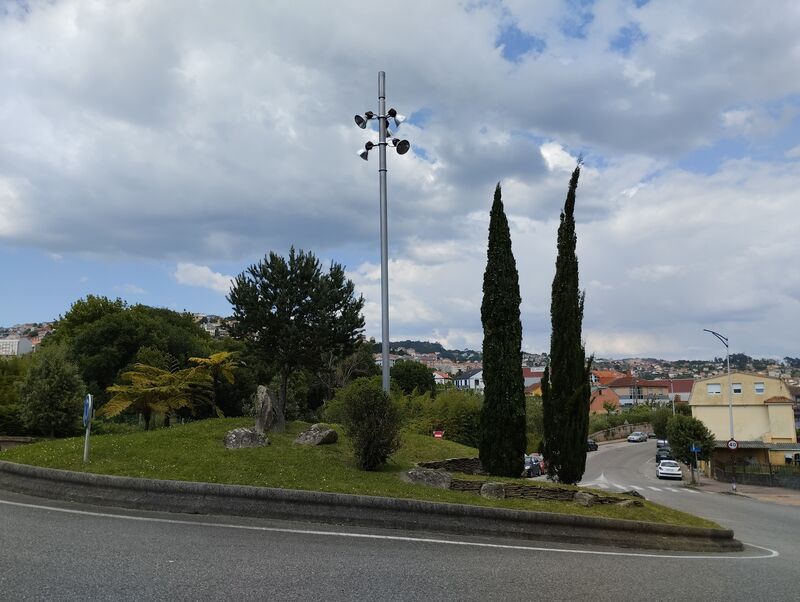Nueva rotonda construida en Severino Cobas, que serviría para hacer llegar un nuevo vial desde el cruce de Ramón Nieto con Cantabria, y donde se planea la construcción de cientos de viviendas