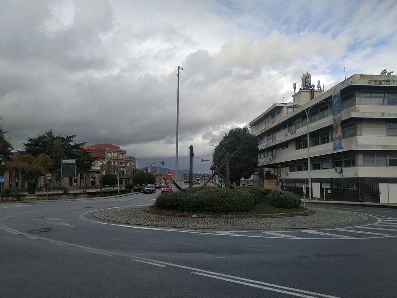 Cruce de la Rúa de Eduardo Cabello con la Rúa dos Pescadores, al fondo se puede ver el Liceo